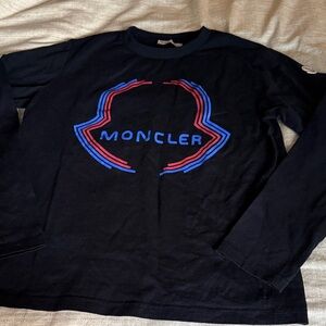Moncler Boys Black Cotton Long Sleeve Tee Shirt W/Printed Logo Design. Size 12.